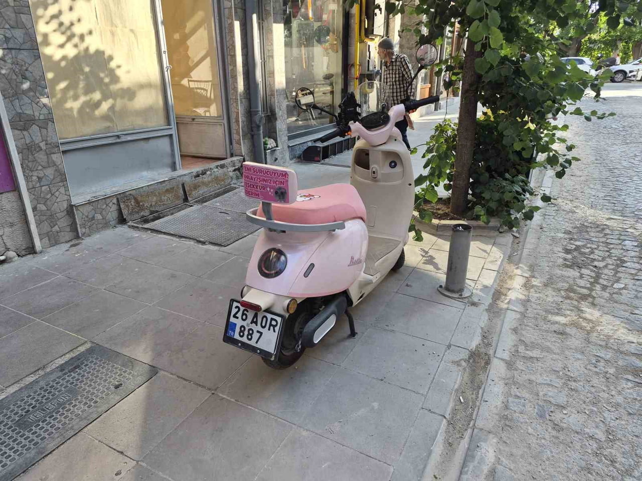ESKİŞEHİR'DE PEMBE BİR MOTOSİKLETİN ARKASINA YAPIŞTIRILAN, "YENİ SÜRÜCÜYÜM, ANLAYIŞINIZ İÇİN...