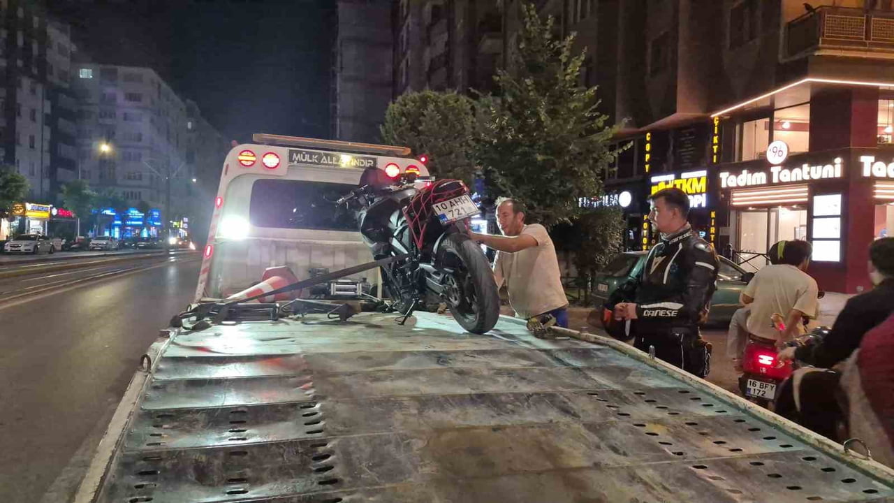 ESKİŞEHİR'DE POLİS EKİPLERİNCE YAPILAN DENETİMLERDE, KATLANIR PLAKA KULLANARAK PLAKASINI GİZLEMEYE...