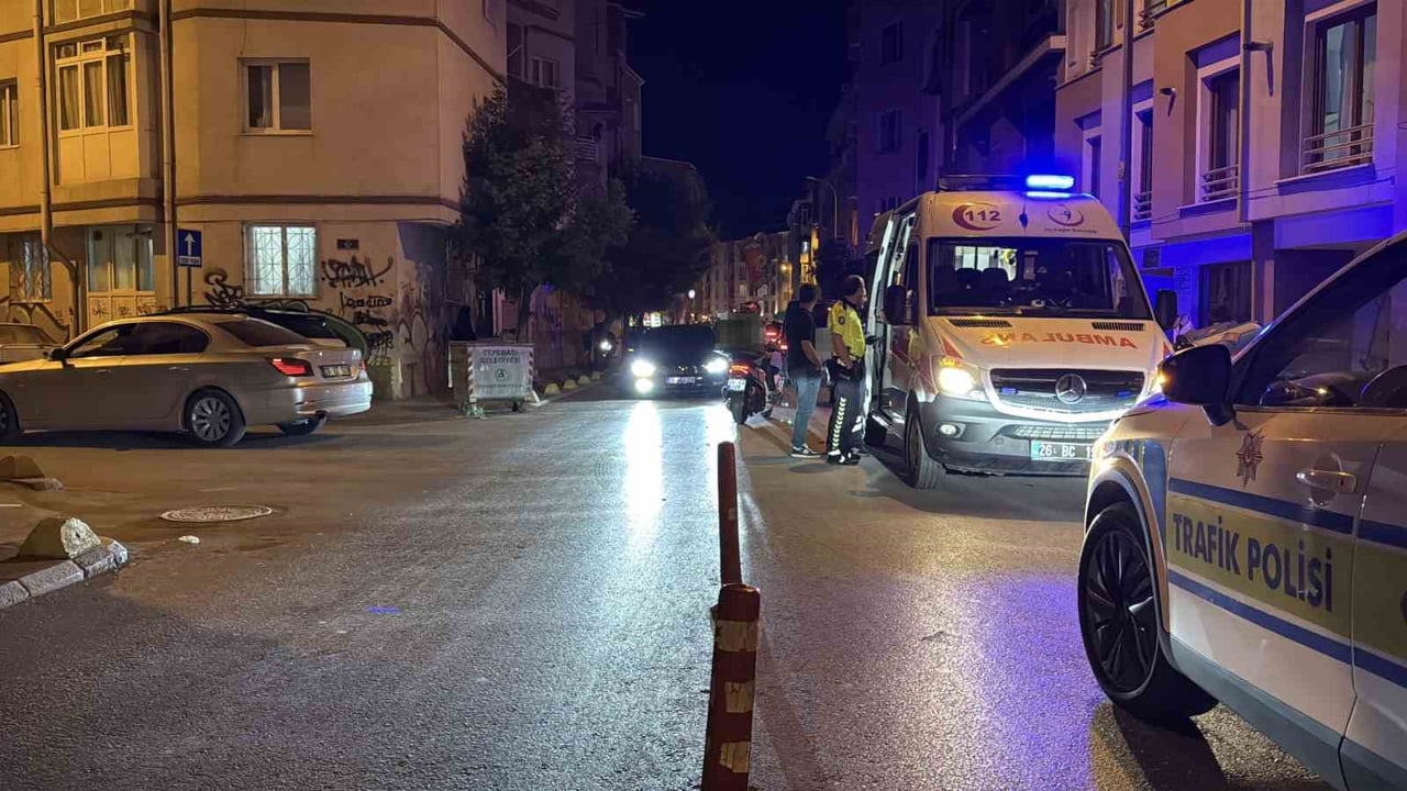 ESKİŞEHİR'DE SEYİR HALİNDEKİ BİR OTOMOBİLE ÇARPAN MOTOSİKLETİN SÜRÜCÜSÜ YARALANARAK HASTANEYE...