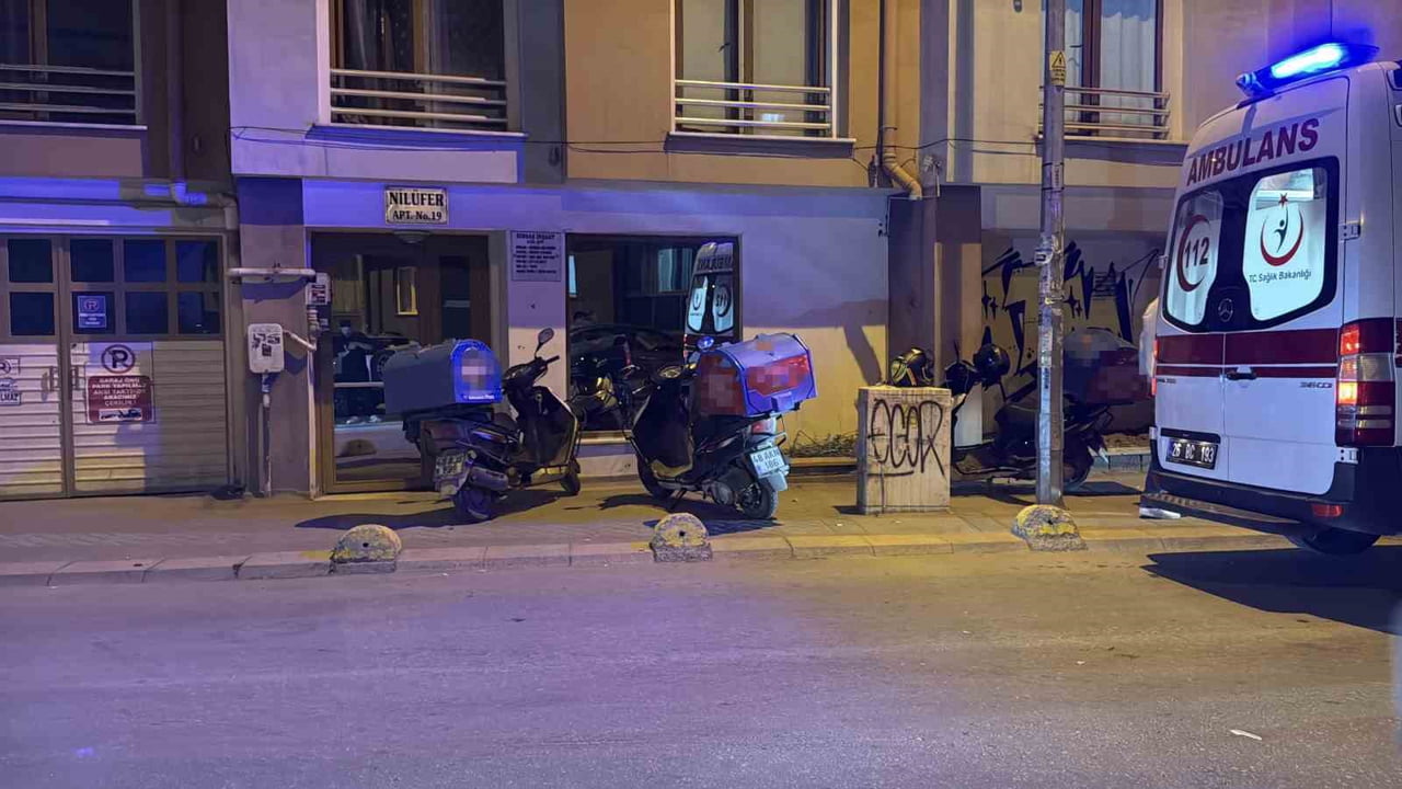 ESKİŞEHİR'DE SEYİR HALİNDEKİ BİR OTOMOBİLE ÇARPAN MOTOSİKLETİN SÜRÜCÜSÜ YARALANARAK HASTANEYE...
