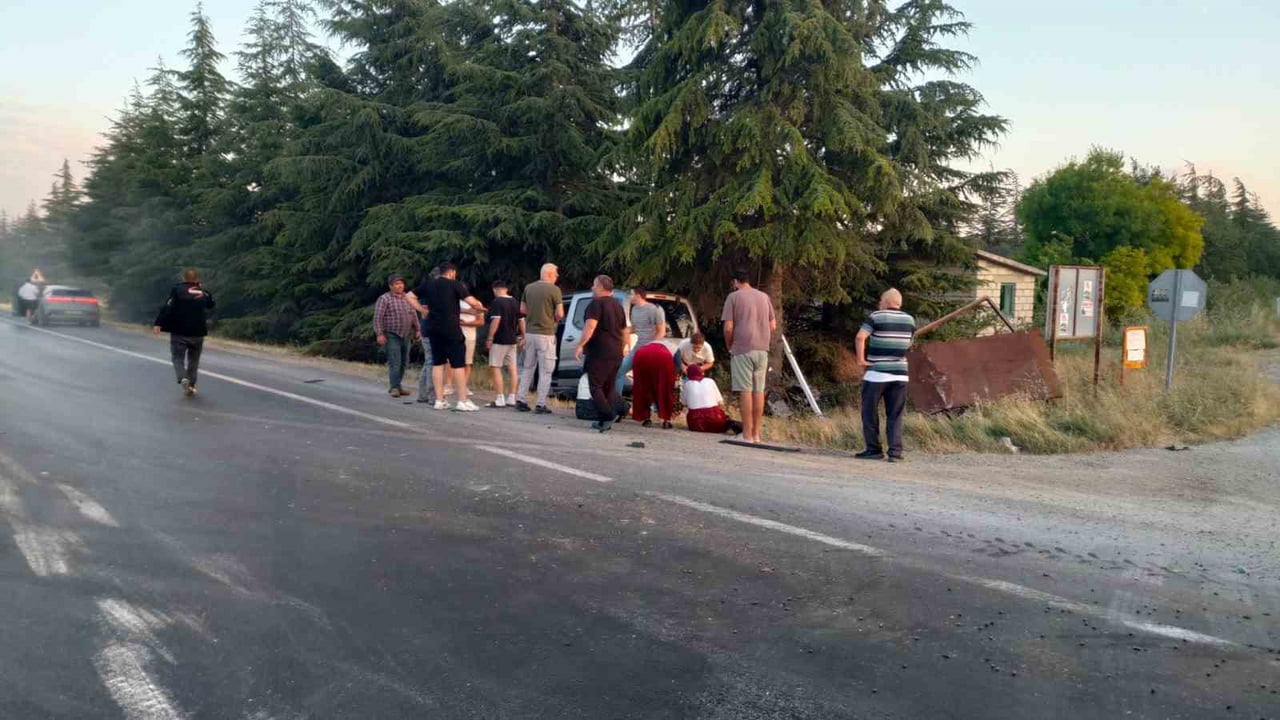 ESKİŞEHİR'DE SEYİTGAZİ YOLU ÜZERİNDEKİ JANDARMA SORUMLULUK BÖLGESİNDE HAFİF TİCARİ ARAÇ İLE...