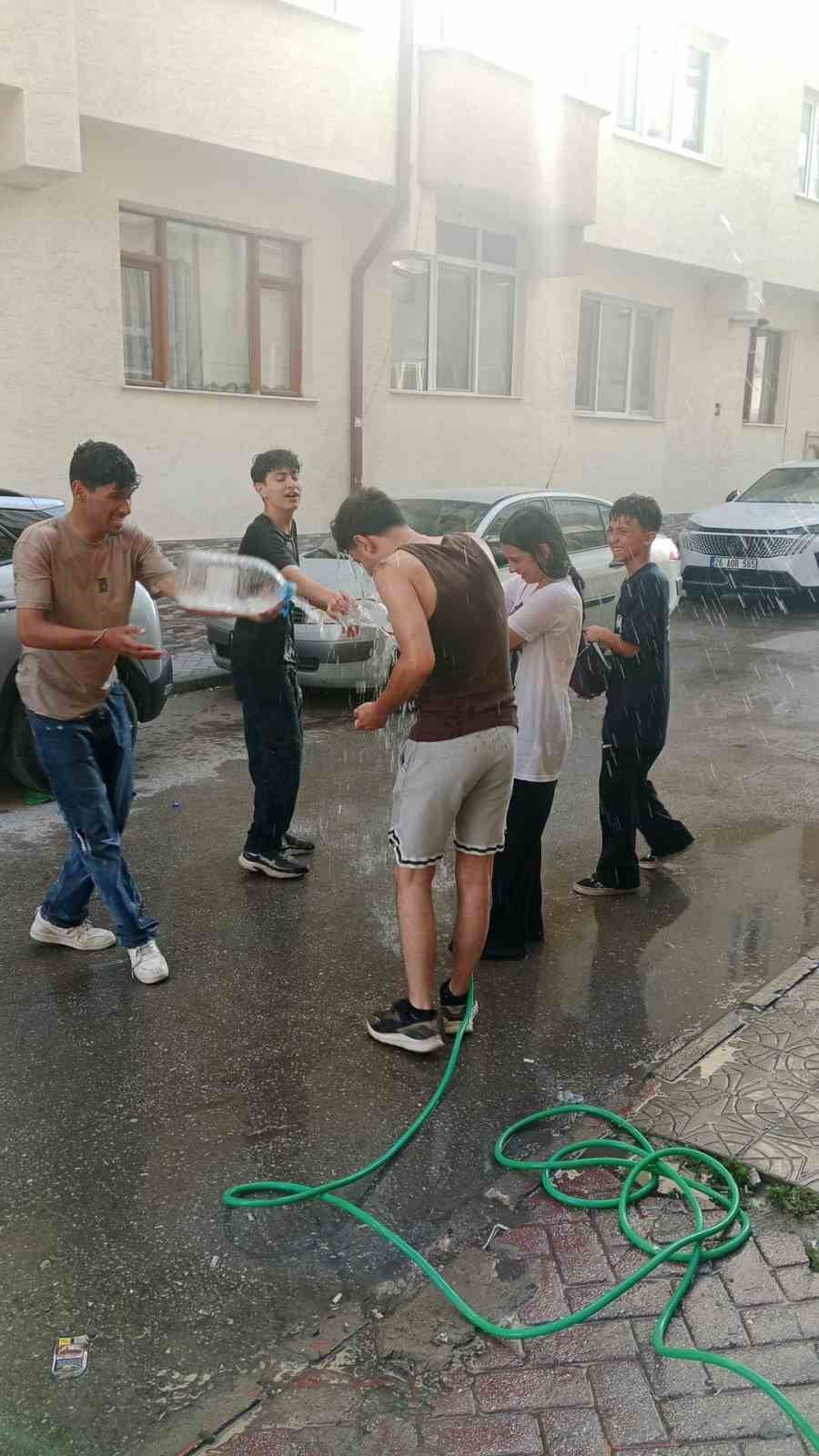 ESKİŞEHİR'DE SICAKTAN BUNALAN VE SERİNLEMEK İÇİN SU SAVAŞI YAPAN GENÇLER RENKLİ GÖRÜNTÜLER...