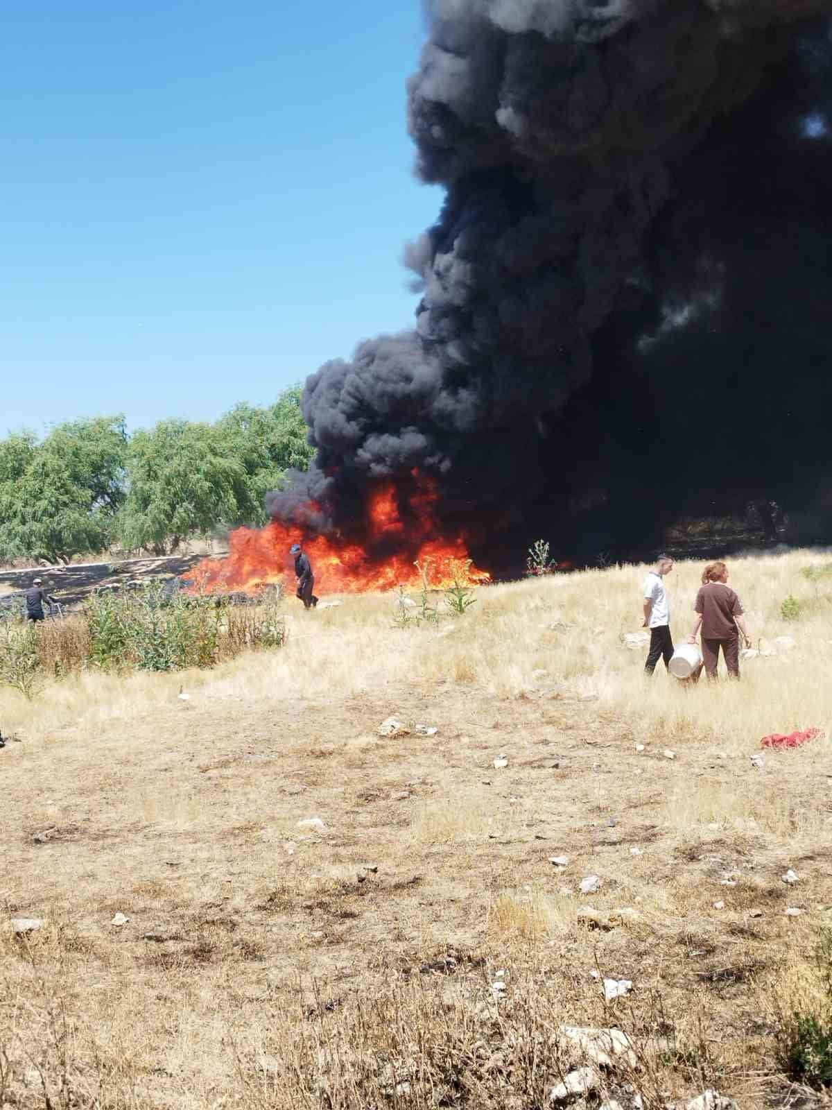 ESKİŞEHİR'DE SİGARA İZMARİTİ NEDENİYLE ÇIKAN VE TARIMSAL SULAMA BORULARININ TUTUŞTUĞU UFAK ÇAPLI...