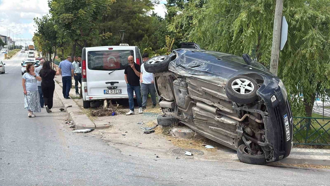 ESKİŞEHİR'DE SOKAĞA DÖNMEK İÇİN MANEVRA YAPAN OTOMOBİLE BİR DOLMUŞUN ÇARPMASI SONUCU MEYDANA GELEN...