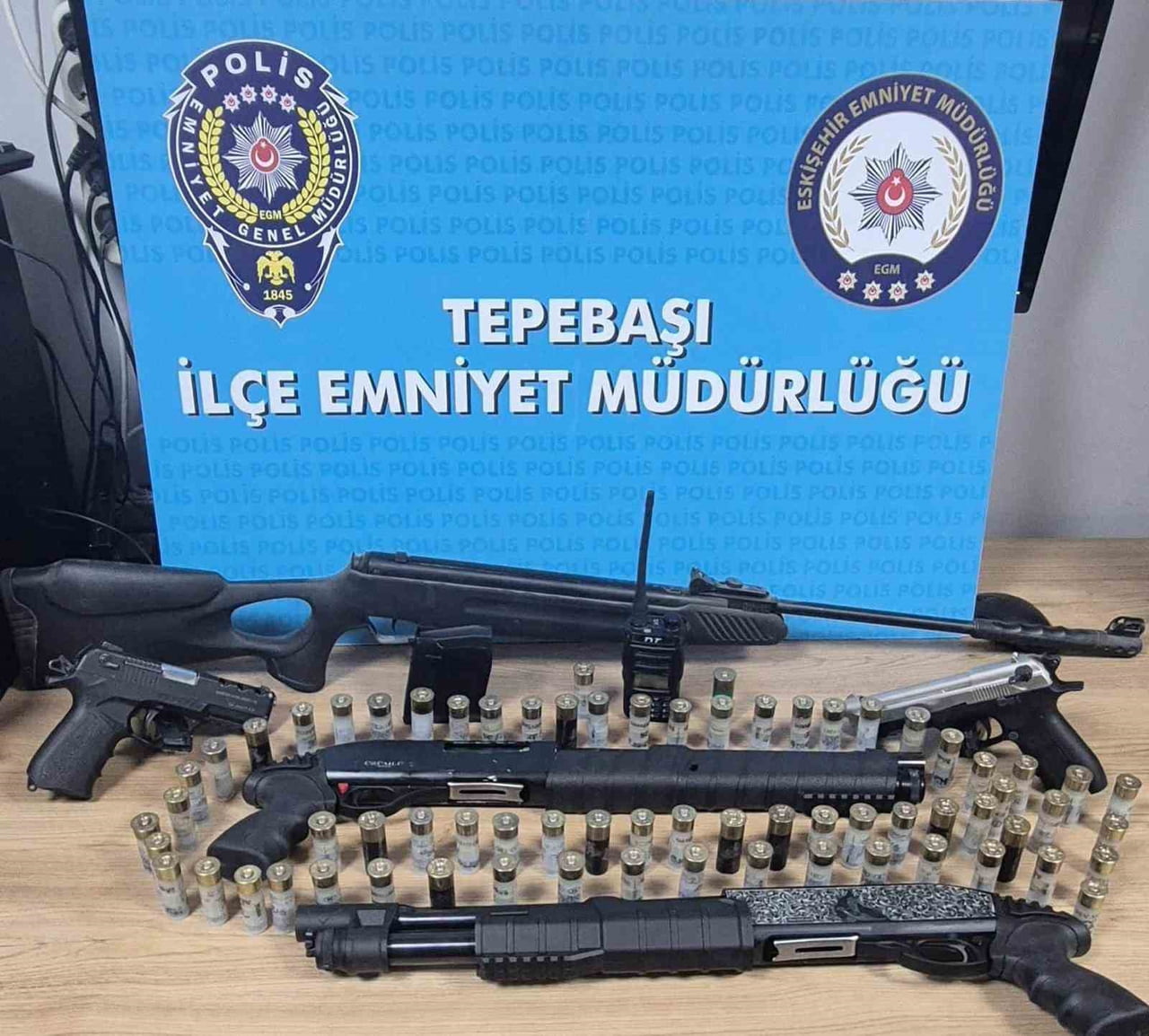 ESKİŞEHİR'DE SOSYAL MEDYA HESAPLARINDAN SİLAH FOTOĞRAFLARI PAYLAŞAN 2 ŞÜPHELİ POLİS EKİPLERİNCE...