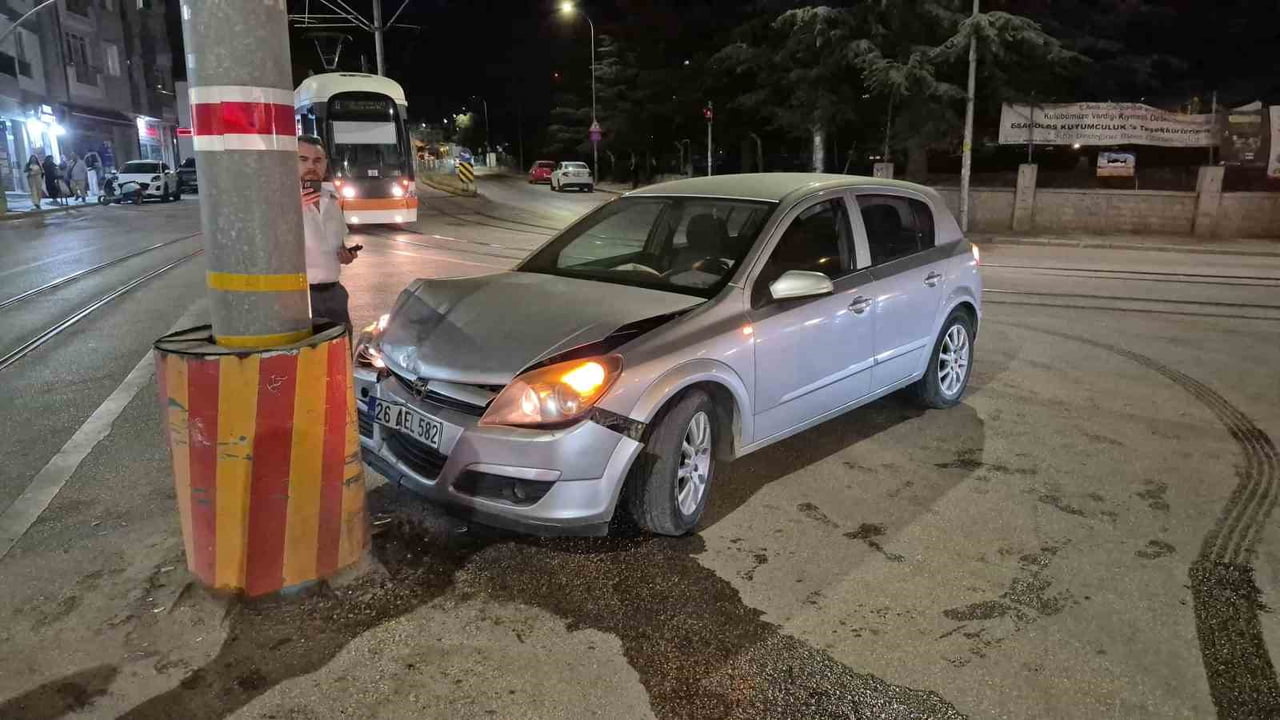 ESKİŞEHİR'DE SÜRÜCÜSÜNÜN KONTROLÜNDEN ÇIKAN OTOMOBİLİN TRAMVAY HATTININ DİREĞİNE ÇARPMASI SONUCU...