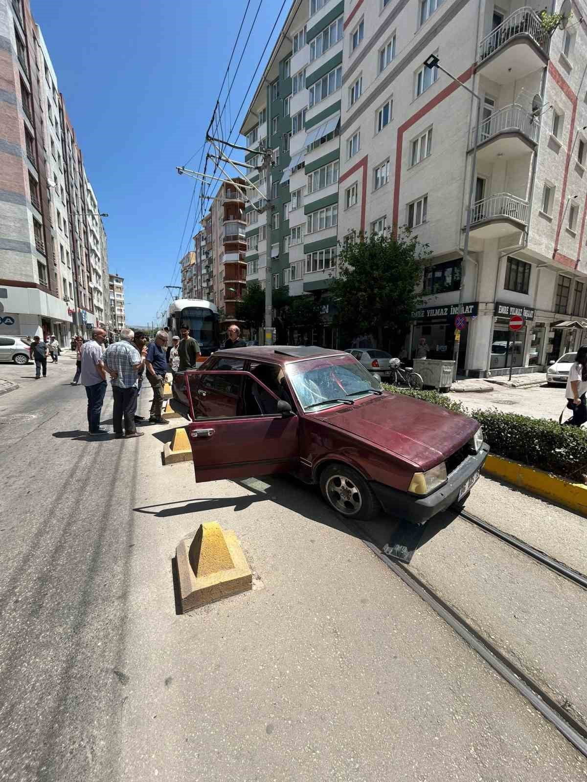 ESKİŞEHİR'DE TRAMVAY HATTI ÜZERİNDE MEYDANA GELEN TRAFİK KAZASI SEBEBİYLE SEFERLERDE AKSAMA...
