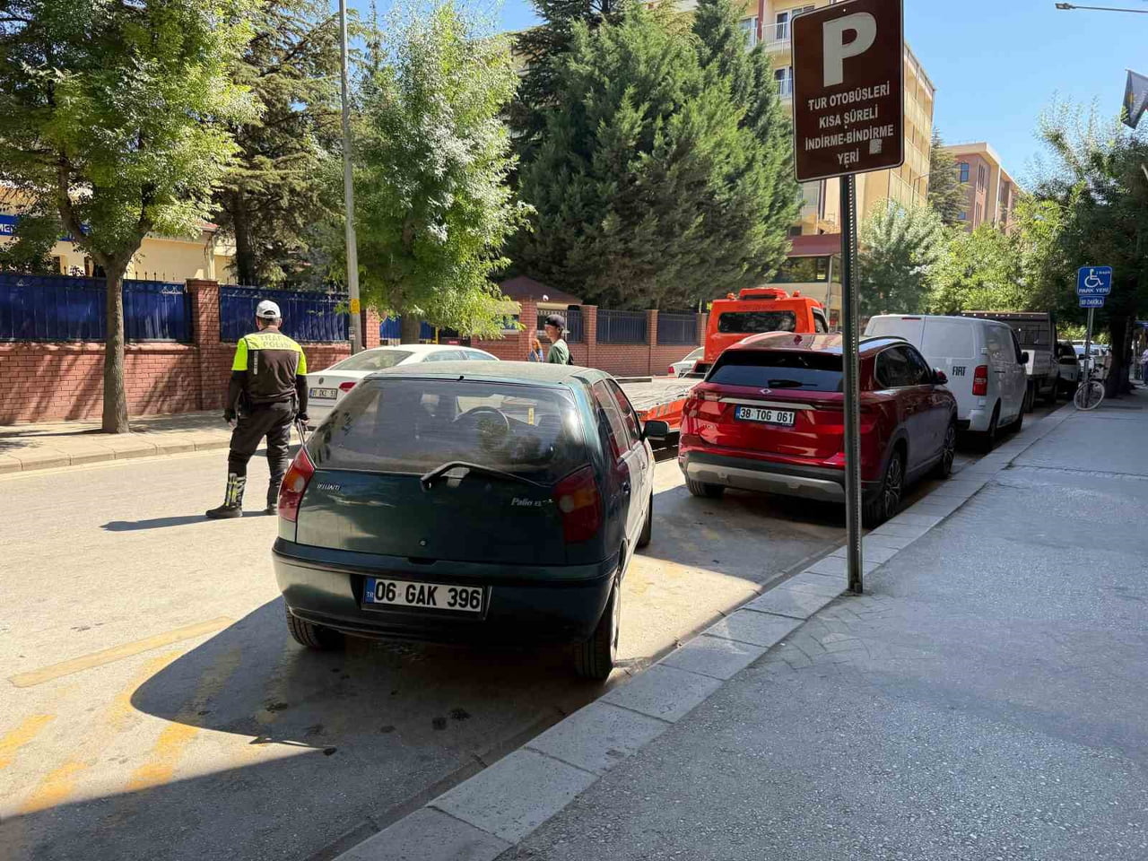 ESKİŞEHİR'DE TUR OTOBÜSLERİ İÇİN AYRILAN PARK ALANLARINI İŞGAL EDEN SİVİL ARAÇLARA, TRAFİK...