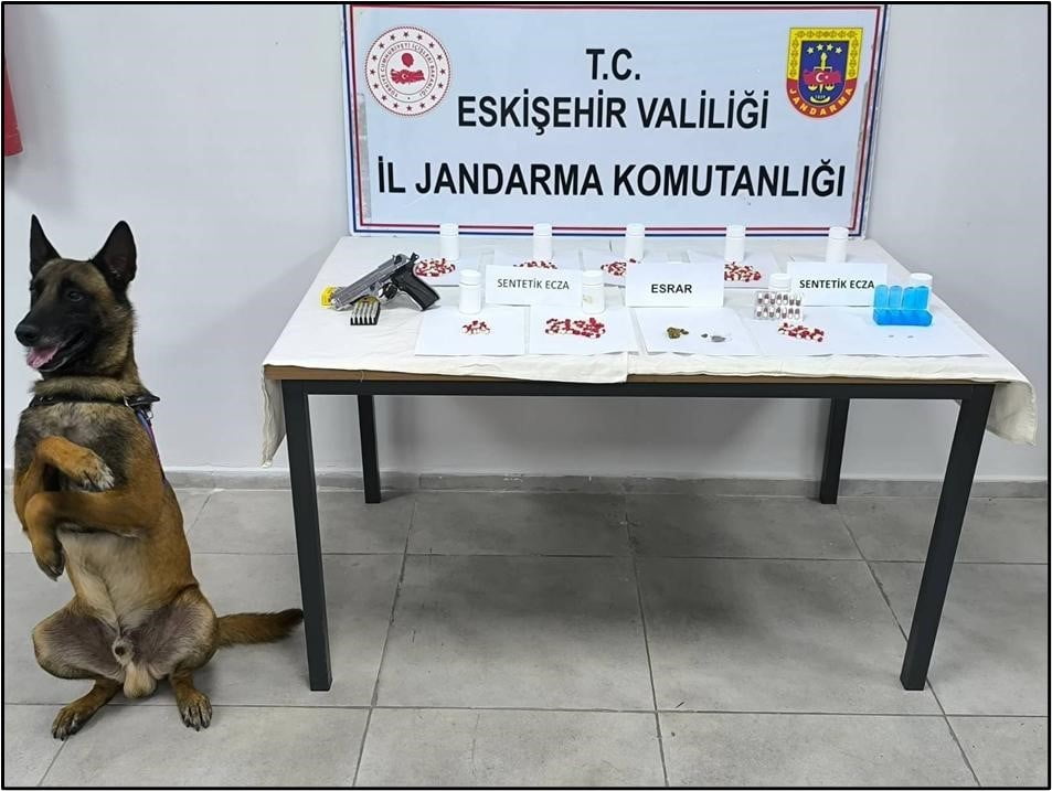 ESKİŞEHİR'DE UYUŞTURUCU SATICILARINA YÖNELİK JANDARMA EKİPLERİNCE DÜZENLENEN OPERASYONDA YAKALANAN...