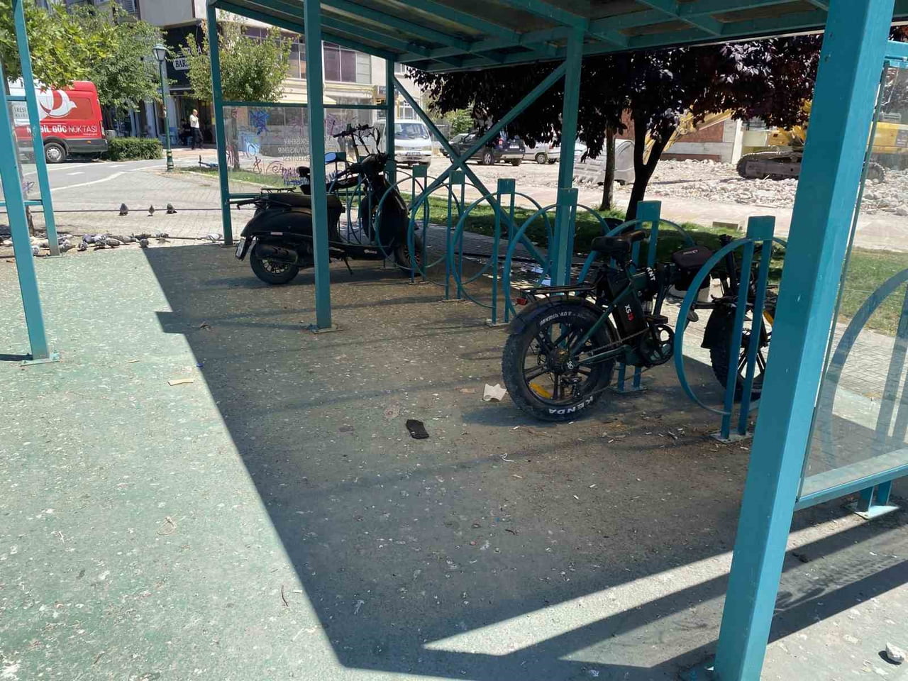 ESKİŞEHİR'DE VATANDAŞLARIN BİSİKLETLERİNİ GÜVENLİ ŞEKİLDE PARK EDEBİLMELERİ AMACIYLA OLUŞTURULAN...
