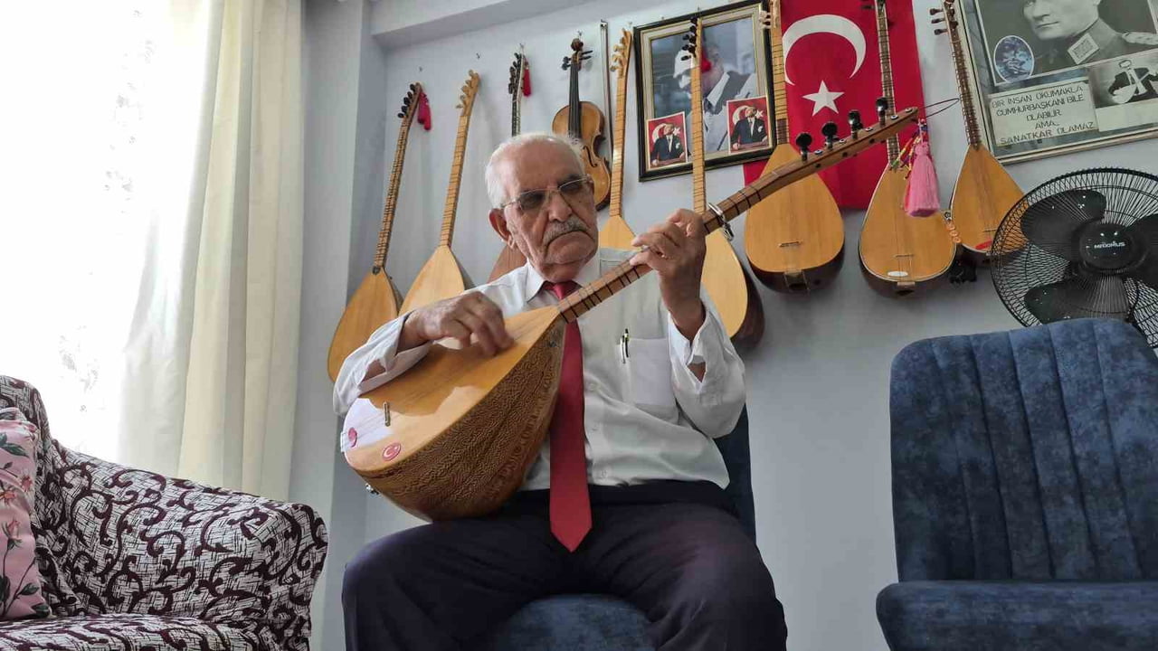 ESKİŞEHİR'DE YAKLAŞIK 78 YILDIR MÜZİKLE İLGİLENDİĞİNİ BELİRTEN 84 YAŞINDAKİ HALK OZANI ARİF ÇAYIR...