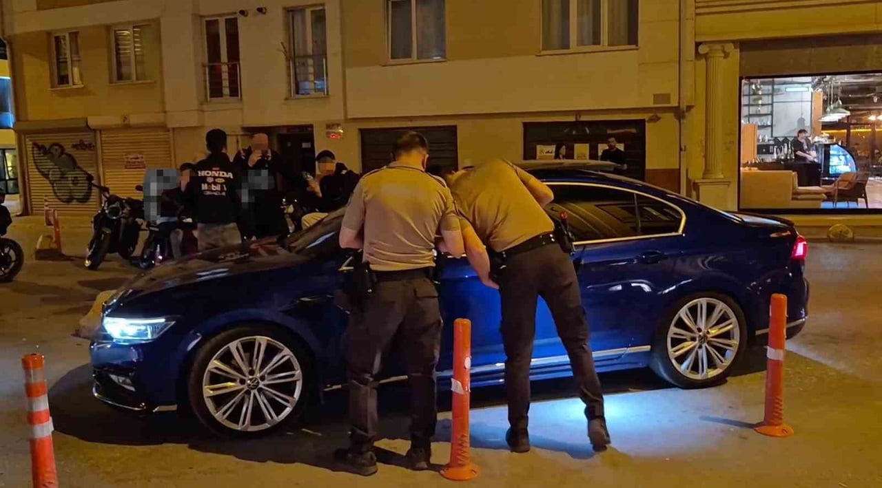 ESKİŞEHİR'DE YAPILAN TRAFİK DENETİMLERİNDE, BİR OTOMOBİLE ÖN CAMINA YAPIŞTIRILAN YAZIDAN DOLAYI 2...