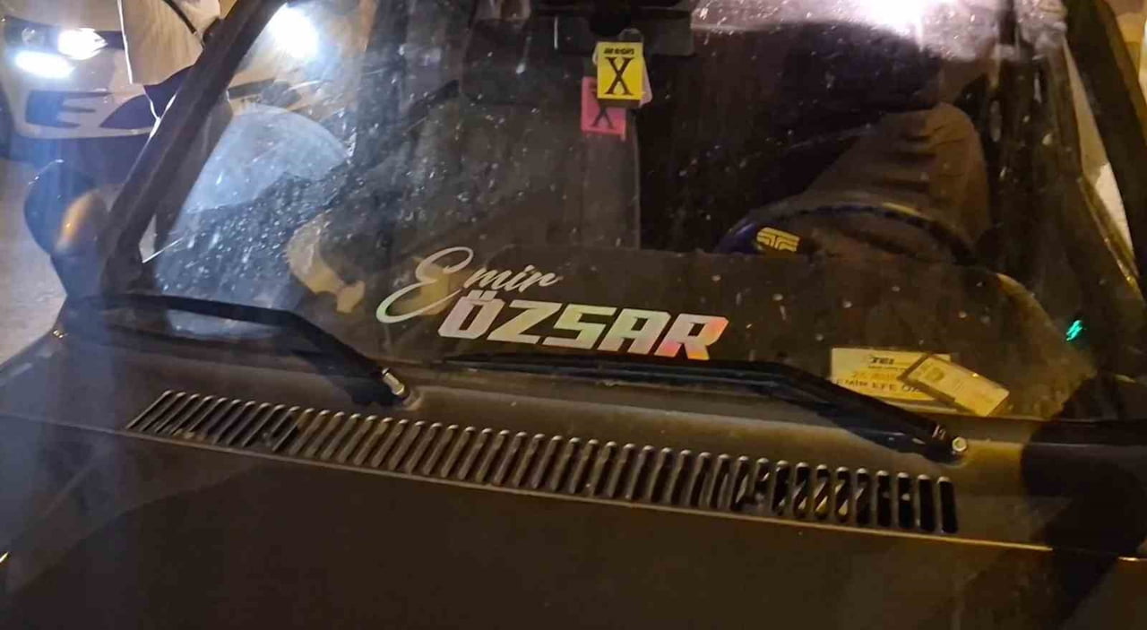 ESKİŞEHİR'DE YAPILAN TRAFİK DENETİMLERİNDE, BİR OTOMOBİLE ÖN CAMINA YAPIŞTIRILAN YAZIDAN DOLAYI 2...