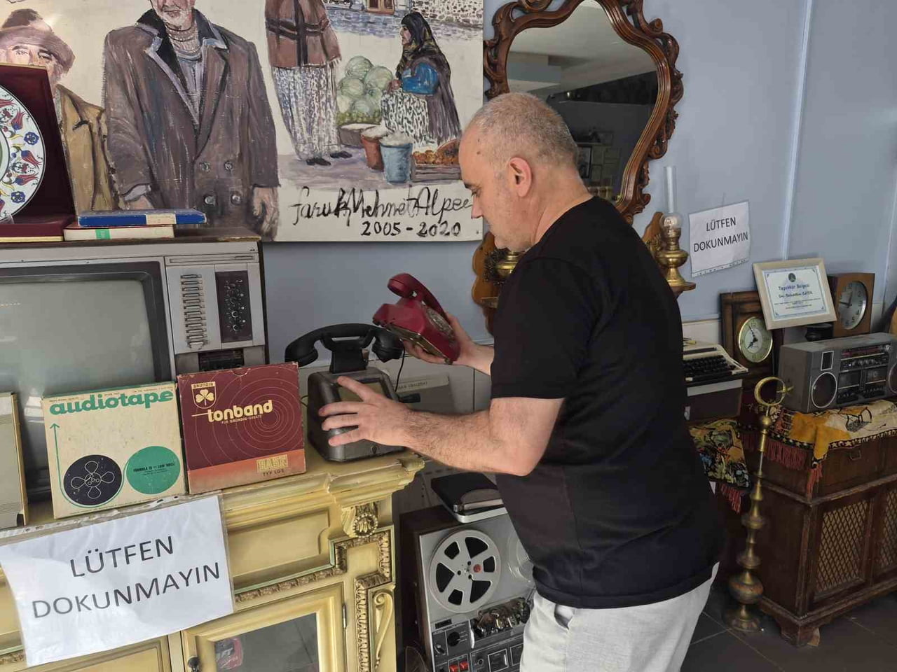 ESKİŞEHİR'DE YAŞAYAN 48 YAŞINDAKİ ANTİKA TUTKUNU BAHATTİN BAYIK, ÇOCUKLUĞUNDA İÇİNDE UKDE KALAN...