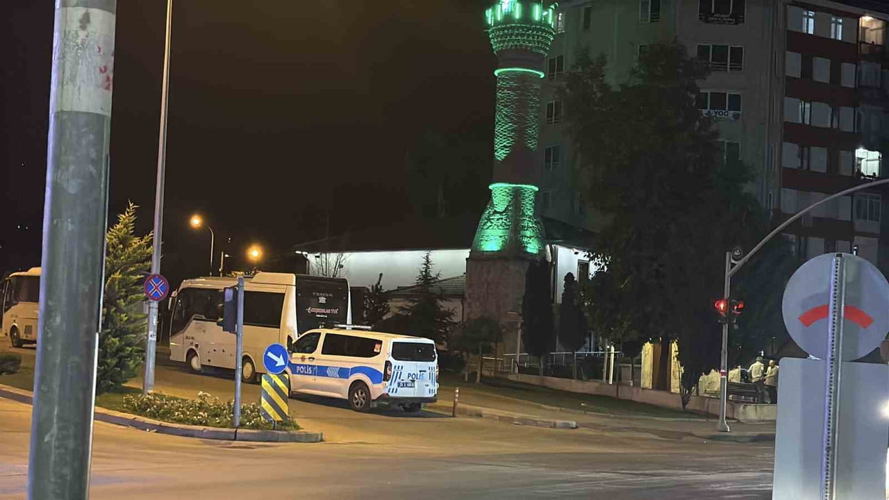 ESKİŞEHİR'DE YATSI NAMAZI SONRASINDA AK CAMİ ŞADIRVANINDA HAREKETSİZ ŞEKİLDE DURAN VE MADDE...