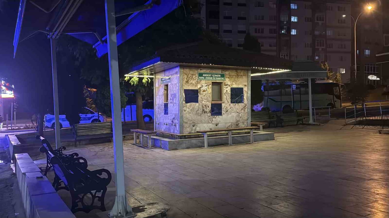 ESKİŞEHİR'DE YATSI NAMAZI SONRASINDA AK CAMİ ŞADIRVANINDA HAREKETSİZ ŞEKİLDE DURAN VE MADDE...