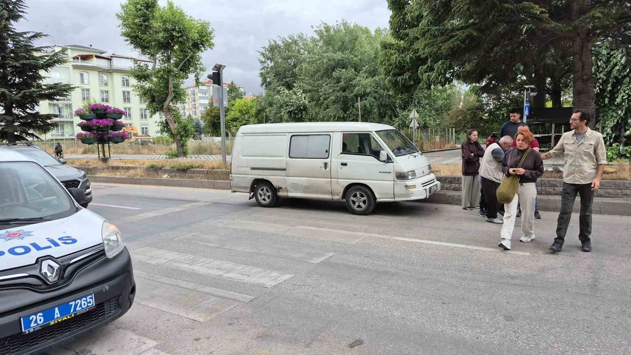ESKİŞEHİR'DE YAYA GEÇİDİNDE DURAMAYAN MİNİBÜSÜN KENDİLERİNE ÇARPMASI SONUCUNDA YARALANAN ANNEANNE...