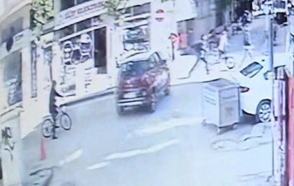 ESKİŞEHİR'DE YAYA KALDIRIMINDA YÜRÜRKEN TERS YÖNDEN GELEN OTOMOBİLİN ALTINDA KALARAK HAYATINI...