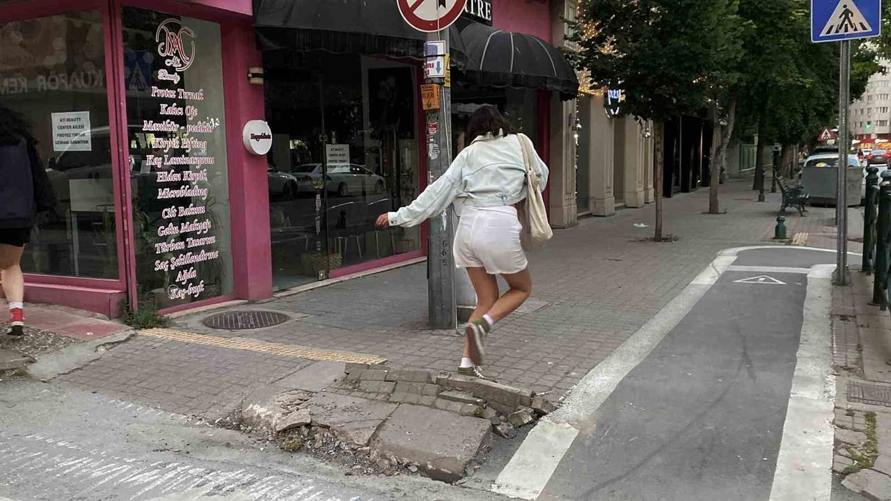 ESKİŞEHİR'DE YAYALAR İÇİN TAKILIP DÜŞME RİSKİ OLUŞTURAN HASARLI KALDIRIMIN ONARILMASI...