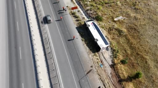 Eskişehir'de yolcu otobüsü devrildi: 24 yaralı