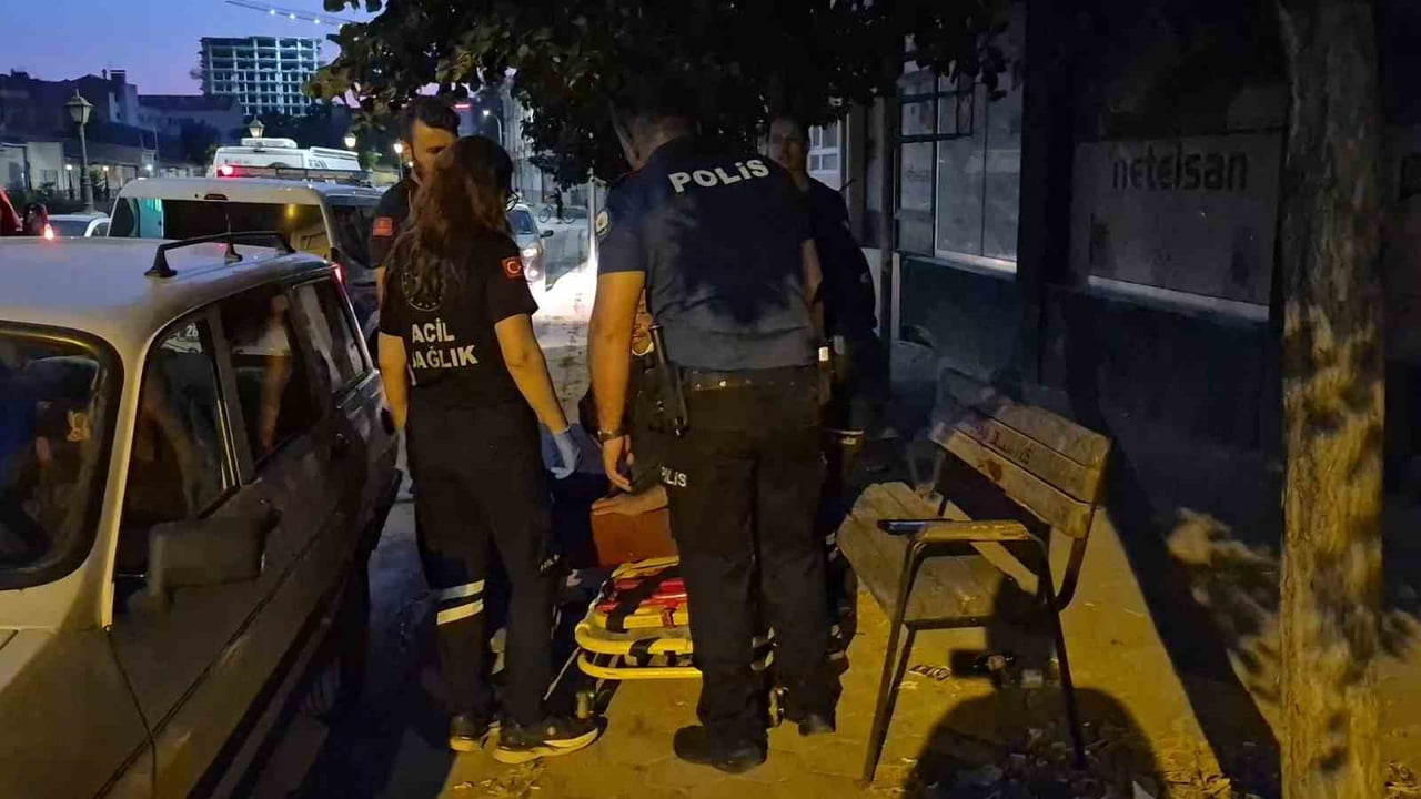 ESKİŞEHİR'DE YÜKSEK MİKTARDA ALKOL ALMASI SEBEBİYLE YOL KENARINDA BAYGINLIK GEÇİREN VE KAFASINDA...