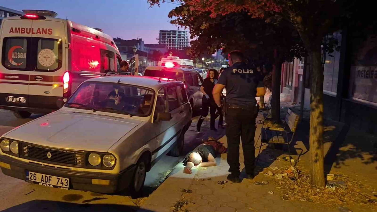 ESKİŞEHİR'DE YÜKSEK MİKTARDA ALKOL ALMASI SEBEBİYLE YOL KENARINDA BAYGINLIK GEÇİREN VE KAFASINDA...