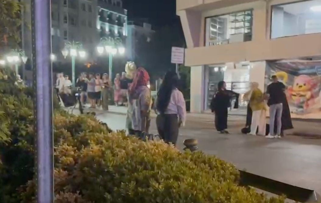 ESKİŞEHİR'İN İŞLEK CADDELERİNDEN BİRİNDE İKİ KADIN GRUBU ARASINDA ÇIKAN SÖZLÜ TARTIŞMA KISA SÜREDE...