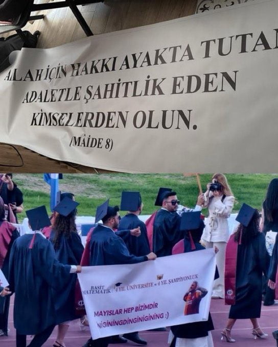 ESKİŞEHİR ANADOLU ÜNİVERSİTESİ TARAFINDAN DÜZENLENEN MEZUNİYET TÖRENİNDE BİR GRUP ÖĞRENCİ...