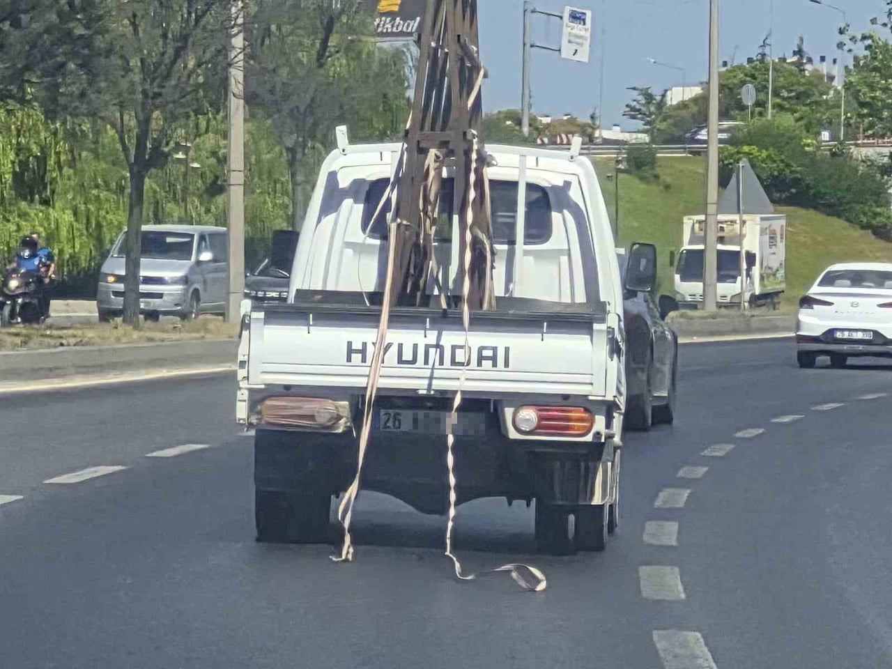 ESKİŞEHİR ÇEVRE YOLUNDA SEYİR HALİNDE OLAN KAMYONETİN ARKASINDAN SARKAN UZUN ŞERİTLER, HEM...