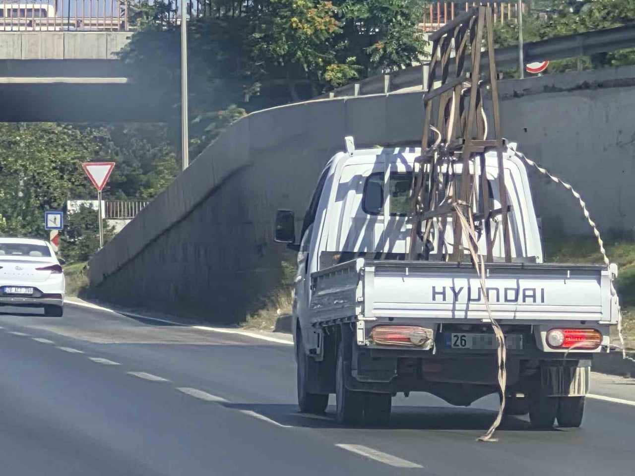 ESKİŞEHİR ÇEVRE YOLUNDA SEYİR HALİNDE OLAN KAMYONETİN ARKASINDAN SARKAN UZUN ŞERİTLER, HEM...