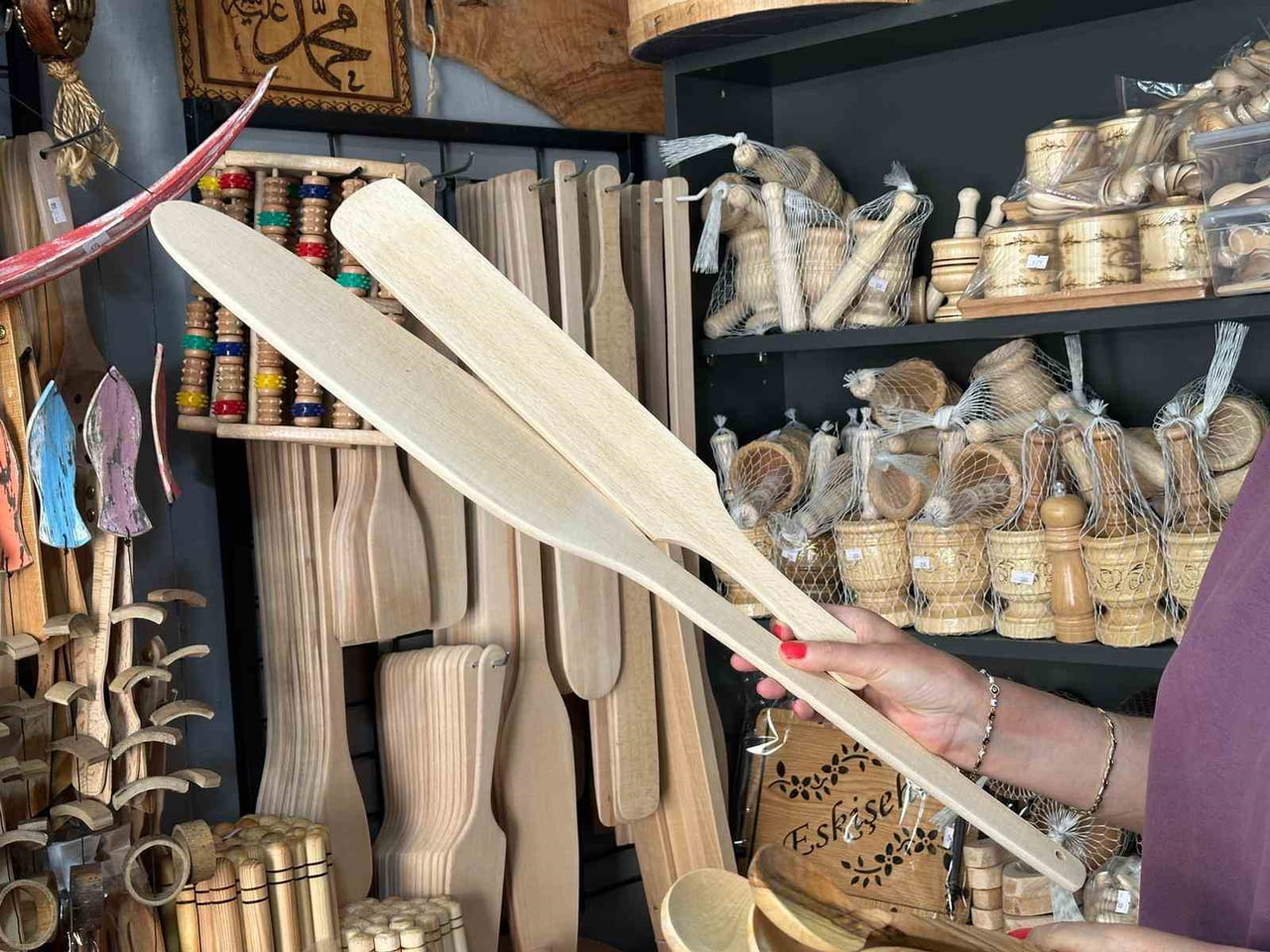 ESKİŞEHİR’DE AHŞAP ÜRÜN SATIŞI YAPAN ESNAF REFİYE BAŞARAN, ÖZELLİKLE BAKTERİ ÜRETMEMESİ VE...