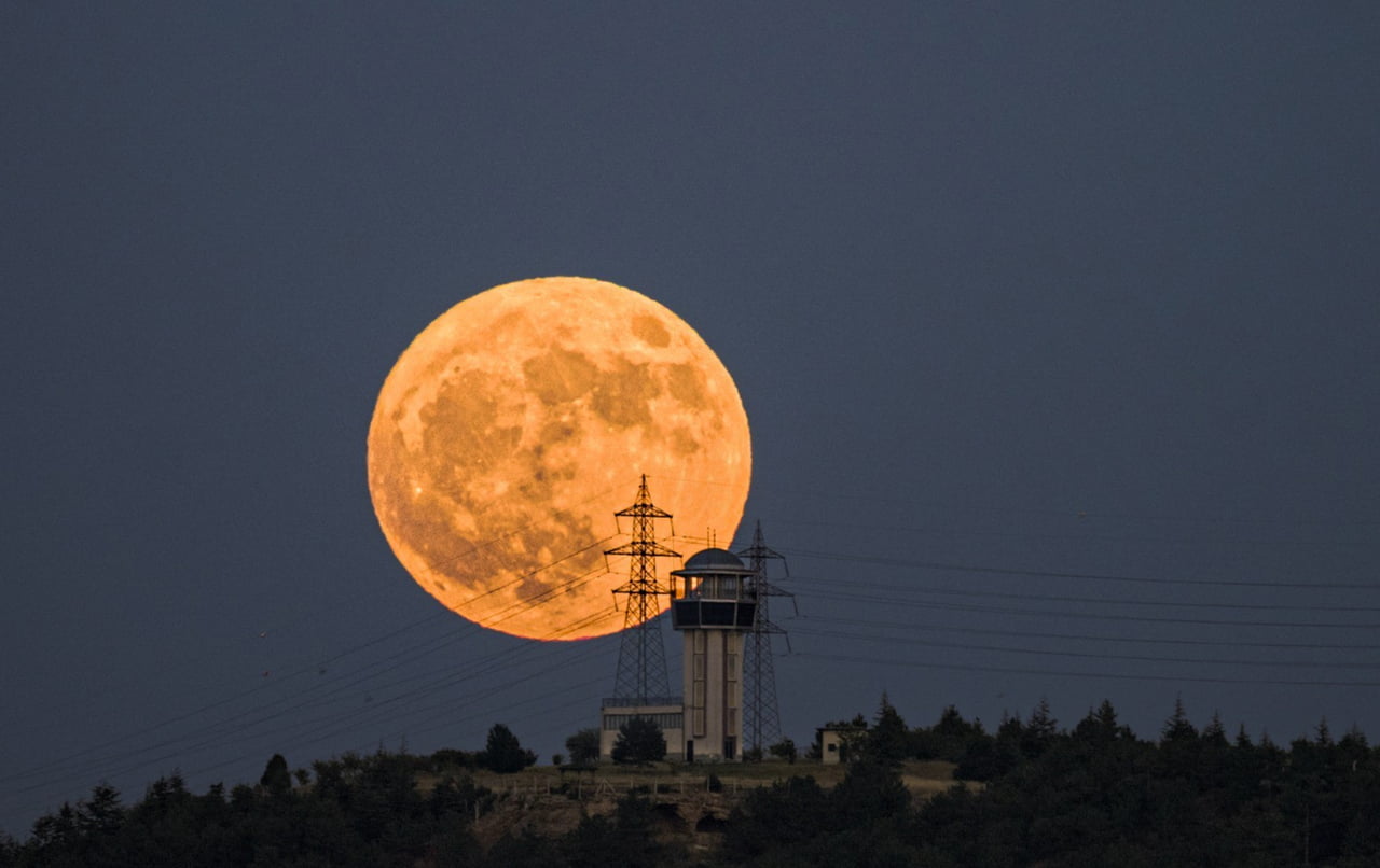 ESKİŞEHİR’DE ASTROFOTOĞRAFÇILIKLA İLGİLENEN MURAT OKTAY, HALK ARASINDA 'ÇİLEK DOLUNAYI' OLARAK...