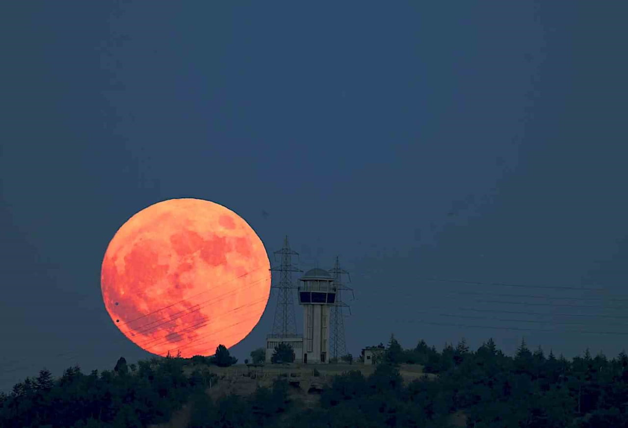 ESKİŞEHİR’DE ASTROFOTOĞRAFÇILIKLA İLGİLENEN MURAT OKTAY, HALK ARASINDA 'ÇİLEK DOLUNAYI' OLARAK...