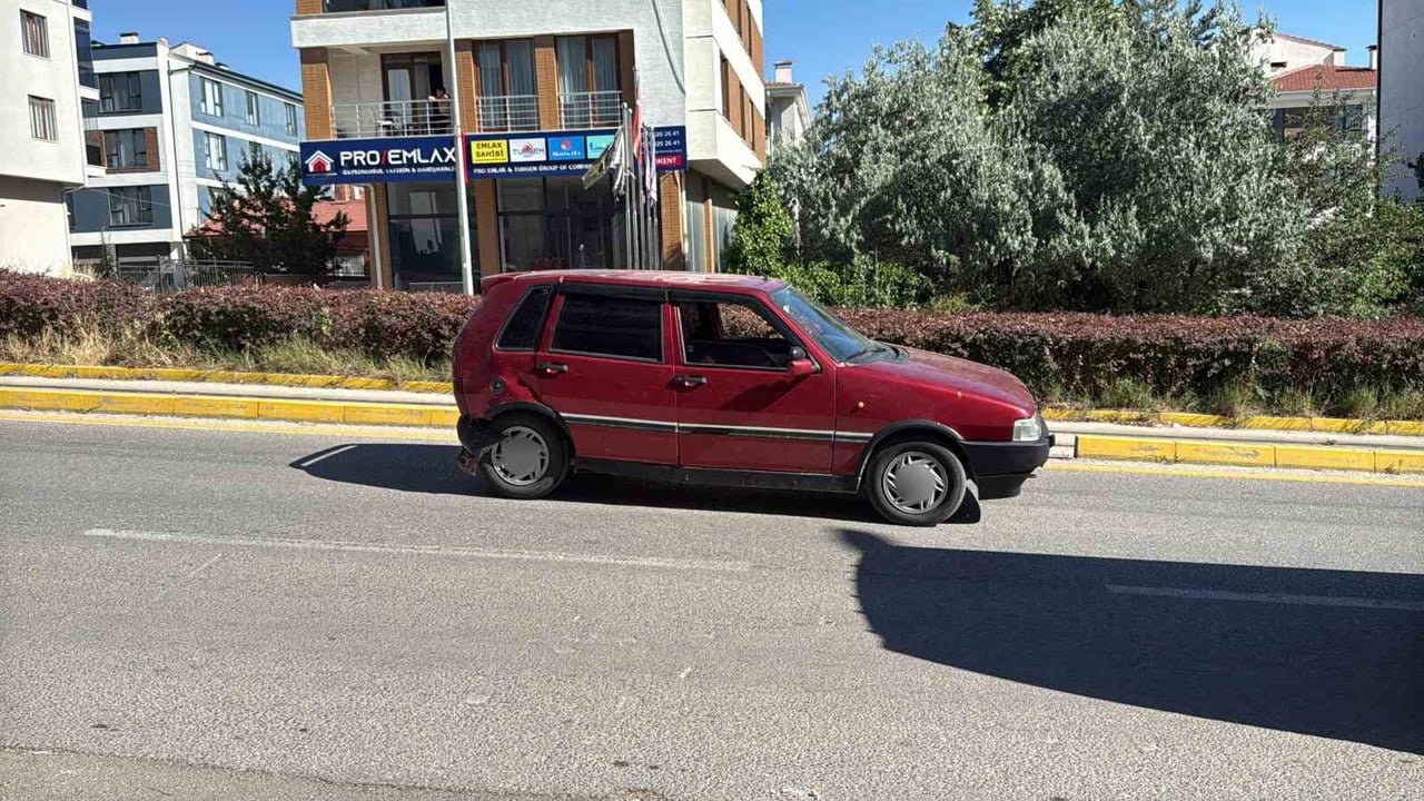 ESKİŞEHİR’DE BİR ARACIN HATALI MANEVRASI NEDENİYLE YAVAŞLAYAN OTOMOBİLE ARKADAN GELEN SUV ÇARPTI....