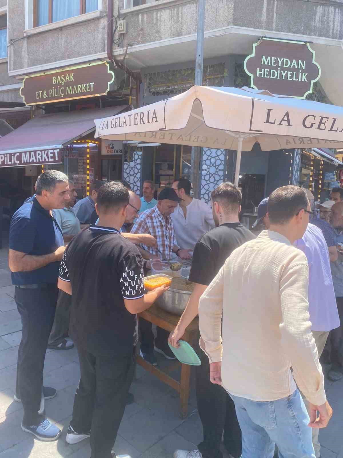 ESKİŞEHİR’DE BİR ARAYA GELEN ESNAF, AŞURE AYI VESİLESİYLE VATANDAŞLARA AŞURE İKRAMINDA...