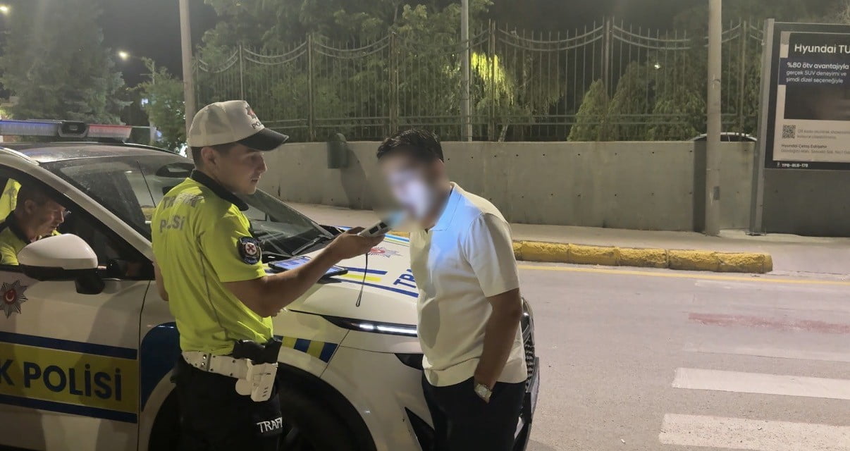 ESKİŞEHİR’DE BİRİ MOTOSİKLET OLMAK ÜZERE ALKOLLÜ 3 SÜRÜCÜNÜN EHLİYETİNE EL KONULURKEN, ŞAHISLARA...