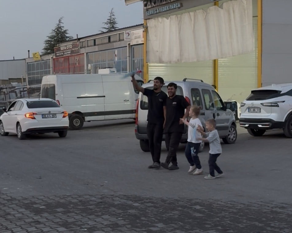 ESKİŞEHİR’DE BULUNAN BİR OTOMOBİL TAMİR ATÖLYESİNDE ÇALIŞAN İKİ İŞÇİ MÜZİK SESİNDEN ETKİLENEREK...