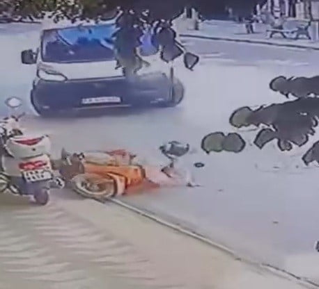 ESKİŞEHİR’DE CADDE ÜZERİNDE U DÖNÜŞÜ YAPMAYA ÇALIŞAN MİNİBÜSÜN MOTOSİKLETE ÇARPMA ANI GÜVENLİK...
