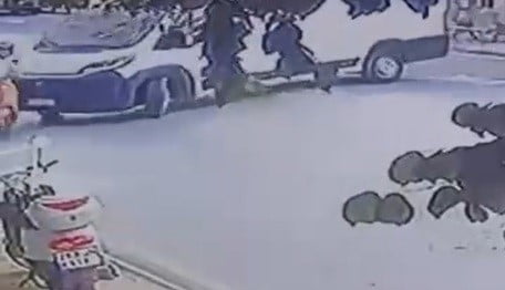 ESKİŞEHİR’DE CADDE ÜZERİNDE U DÖNÜŞÜ YAPMAYA ÇALIŞAN MİNİBÜSÜN MOTOSİKLETE ÇARPMA ANI GÜVENLİK...