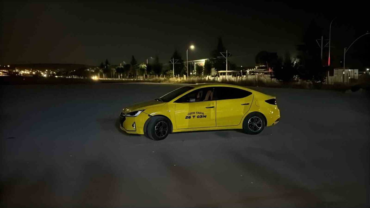 ESKİŞEHİR’DE DURAKTAN ÇALINAN TİCARİ TAKSİ GECE GEÇ SAATLERDE 2’NCİ EL OTO PAZARINA TELLERİ...