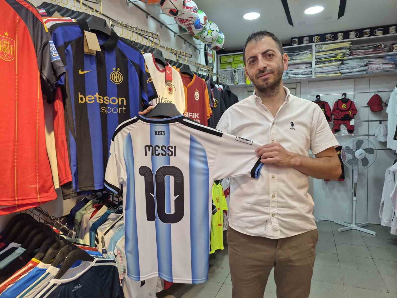 ESKİŞEHİR’DE FORMA SATIŞI SEKTÖRÜNDE FAALİYET GÖSTEREN ÖMER KARANFİL, DÜNYA KUPASI SÜRECİNDE FORMA...