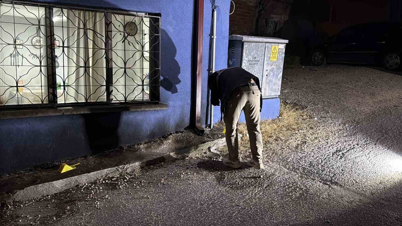 ESKİŞEHİR’DE GECE SAATLERİNDE KİMLİĞİ BELİRSİZ KAR MASKELİ ŞAHIS, MÜSTAKİL BİR EVİN ÖNÜNE YANICI...