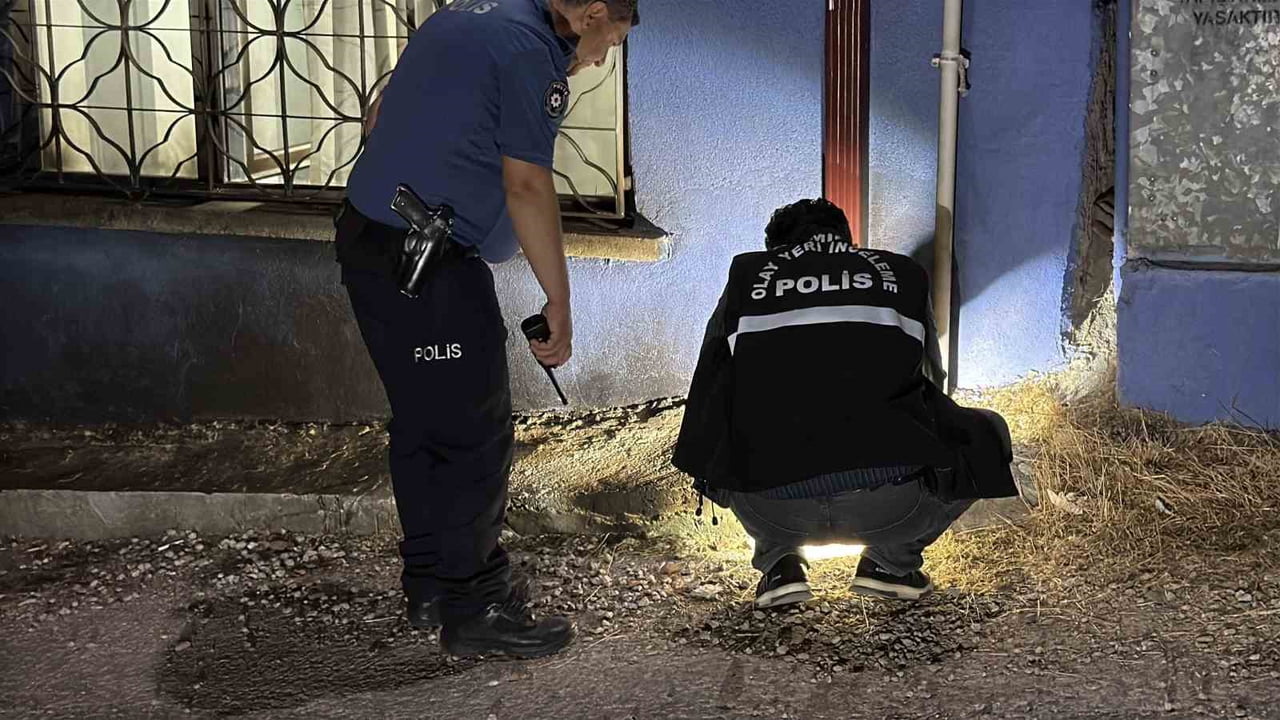 ESKİŞEHİR’DE GECE SAATLERİNDE KİMLİĞİ BELİRSİZ KAR MASKELİ ŞAHIS, MÜSTAKİL BİR EVİN ÖNÜNE YANICI...