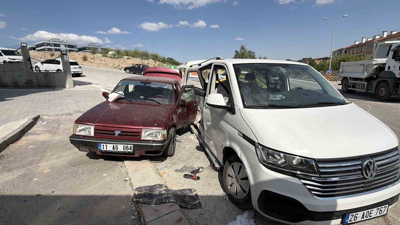 ESKİŞEHİR’DE İKİ KAMYONET ÇARPIŞMASIYLA OLUŞAN KAZA VE SONRASINDA ÇIKAN KAVGADA ARAÇLARDA BULUNAN...