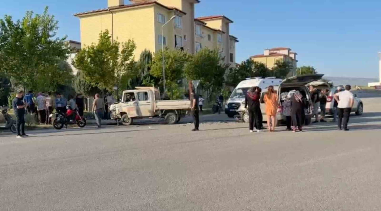 ESKİŞEHİR’DE KAMYONET İLE HAFİF TİCARİ ARACIN ÇARPIŞMASI SONUCU MEYDANA GELEN FECİ TRAFİK...