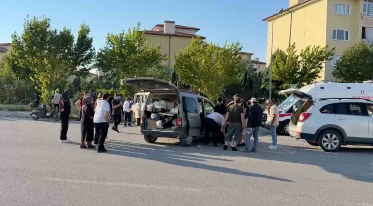 ESKİŞEHİR’DE KAMYONET İLE HAFİF TİCARİ ARACIN ÇARPIŞMASI SONUCU MEYDANA GELEN FECİ TRAFİK...