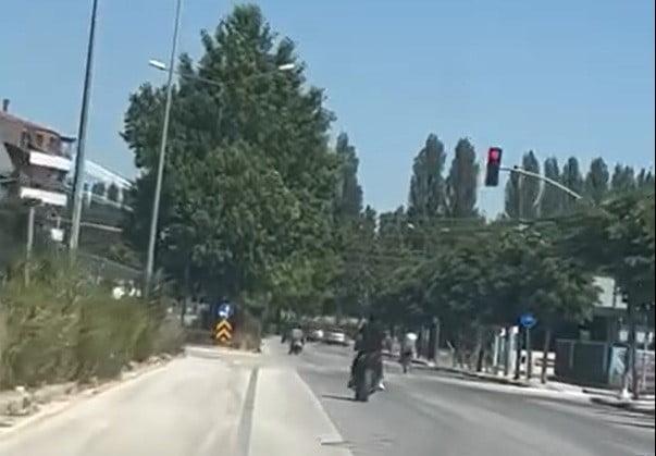 ESKİŞEHİR’DE KASKSIZ SÜRÜCÜ, KULLANDIĞI PLAKASIZ MOTOSİKLETLE ÖNCE TEK TEKER YAPTI, SONRA DA...