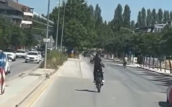 ESKİŞEHİR’DE KASKSIZ SÜRÜCÜ, KULLANDIĞI PLAKASIZ MOTOSİKLETLE ÖNCE TEK TEKER YAPTI, SONRA DA...