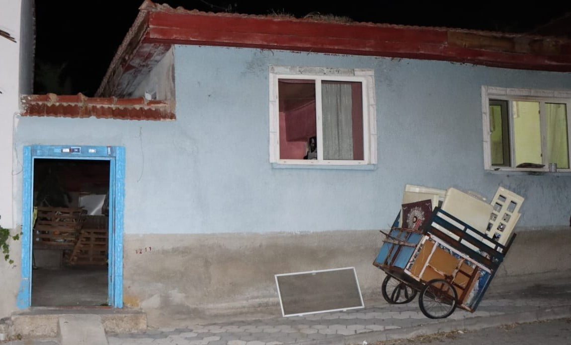 ESKİŞEHİR’DE KENDİSİNDEN 2 GÜNDÜR HABER ALINAMAYAN VE EVİNDEN KÖTÜ KOKULAR GELEN YAŞLI ADAMIN...