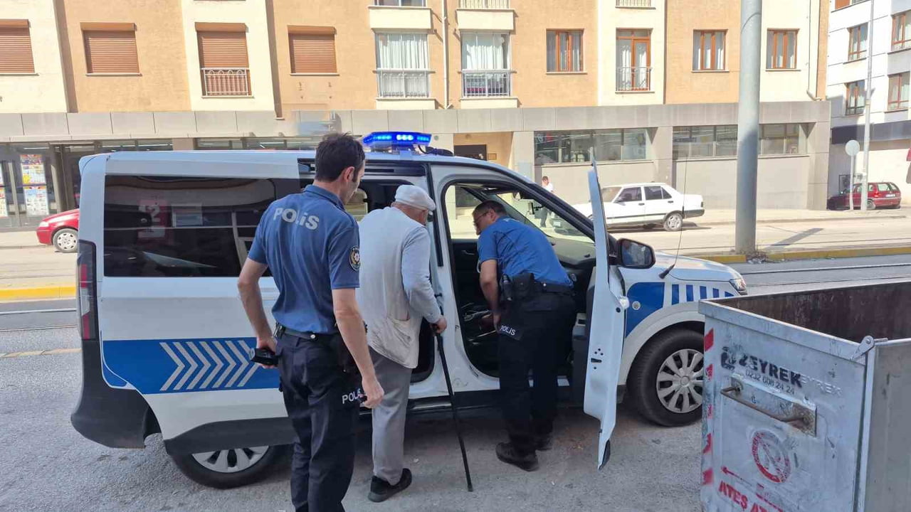 ESKİŞEHİR’DE KENDİSİNİ POLİS OLARAK TANITAN TELEFON DOLANDIRICILARINA ÖNCE 470 BİN TL KAPTIRAN...